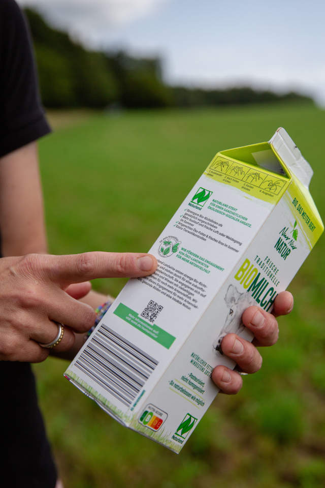 Das Förderprogramm Artenvielfalt wird über den Verkauf von Naturland-zertifizierten Produkten mit dem Logo „Für mehr Artenvielfalt“ finanziert 