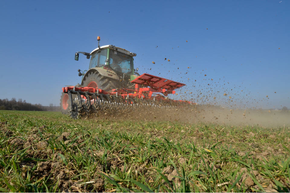 Rollhacken eignen sich zur mechanischen Unkrautbekämpfung und ganz besonders zum Krustenbrechen – sowohl im Bio-Landbau als auch in der konventionellen Landwirtschaft. (Foto Einböck)