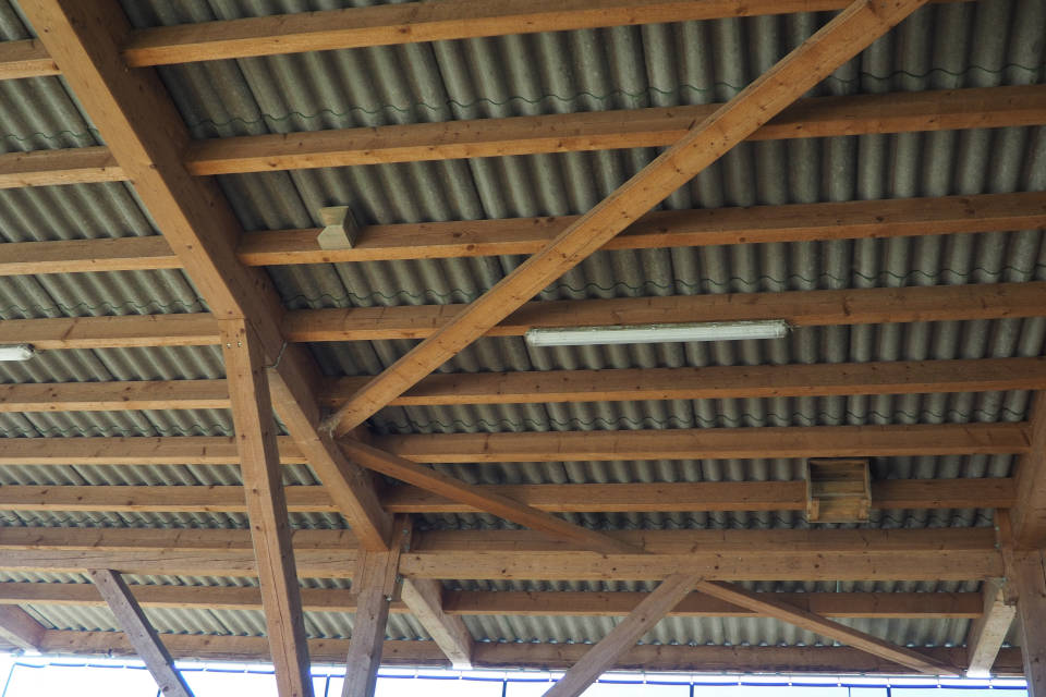 Mit Schwalbenwinkel und Schwalbenbox unter dem Dach können im Stall Nisthilfen geschaffen werden.