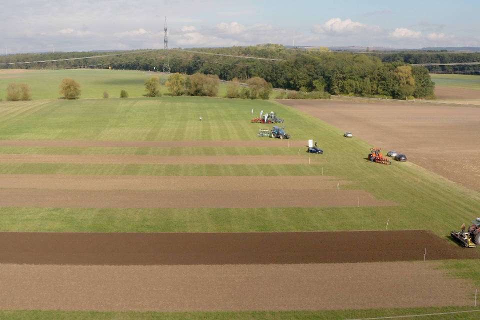 Versuchsfläche mit verschiedenen Traktoren im Einsatz zu Beginn des Feldtags