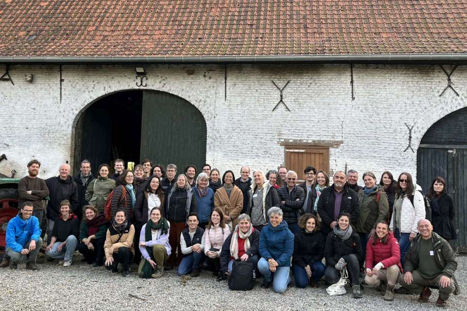 Foto mit Menschen vor einem Gebäude