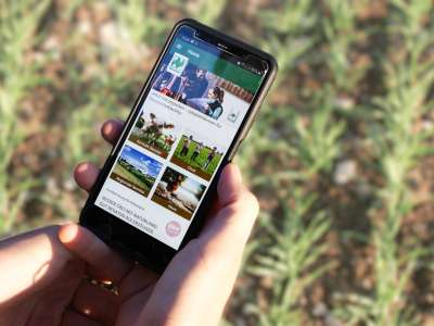 Handy mit Naturland App (Quelle: Johannes Weiß, Beratung für Naturland)