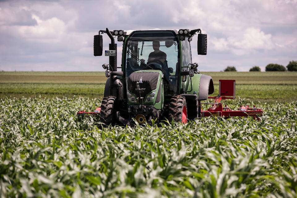 Traktor beim Hacken (Quelle: Naturland e.V.)